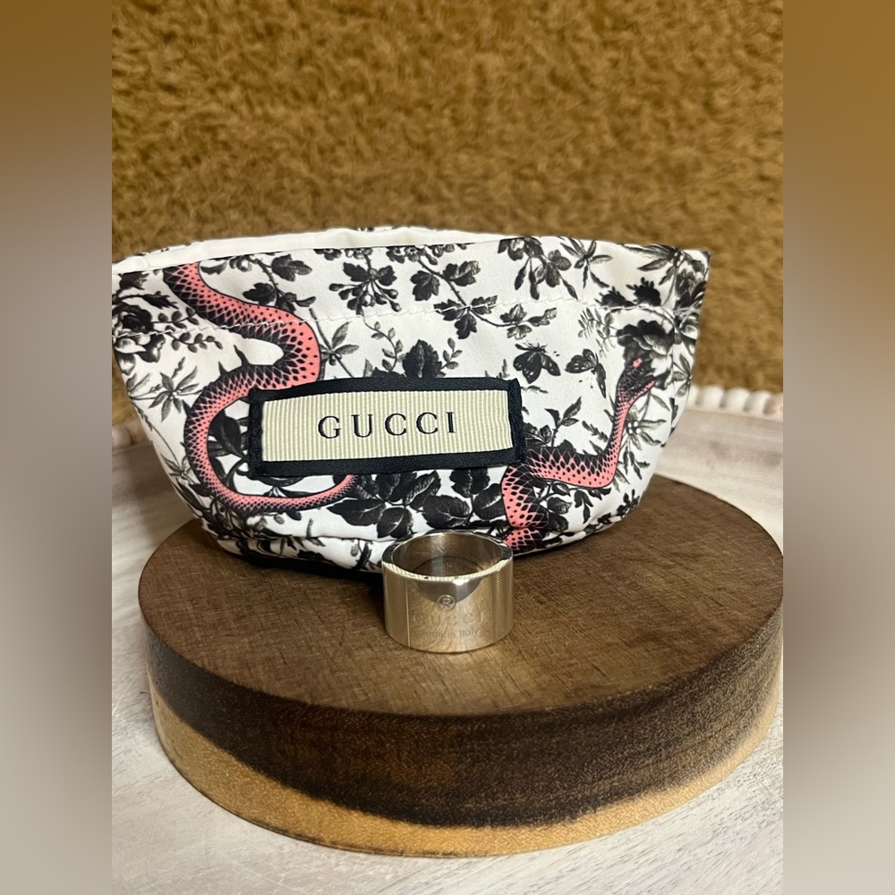 Gucci Textured Silver Band